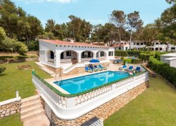 Villa Veliz: Seaside Retreat in Santo Tomas, Menorca